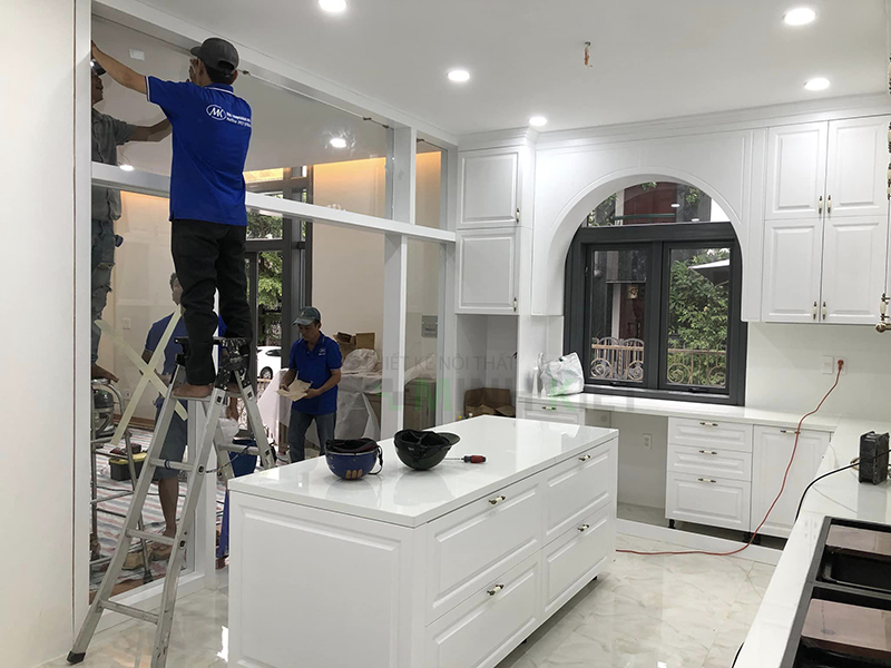 Tủ bếp đẹp nhà chị THẢO là mẫu Tủ Bếp cao cấp với chất liệu Thùng mdf chống ẩm phủ milamin cánh gỗ sồi tự nhiên Sơn trắng 2k được thi công tại Khu nội khu mỹ toàn , Tân phong, Quận 7
