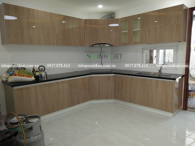 Mẫu tủ bếp chữ L đẹp nhà anh Hùng được thiết kế đơn giản nhưng đầy đủ công năng.