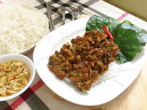 Bữa cơm tối với món chả lá lốt ngon giòn rụm.